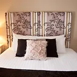 7 Boutique בית הארחה 4*